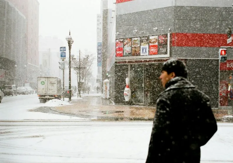 日本近期開始降雪，專家建議在雪地上應避免六項行為以免造成危險。僅為情境示意，Unsplash by frederica