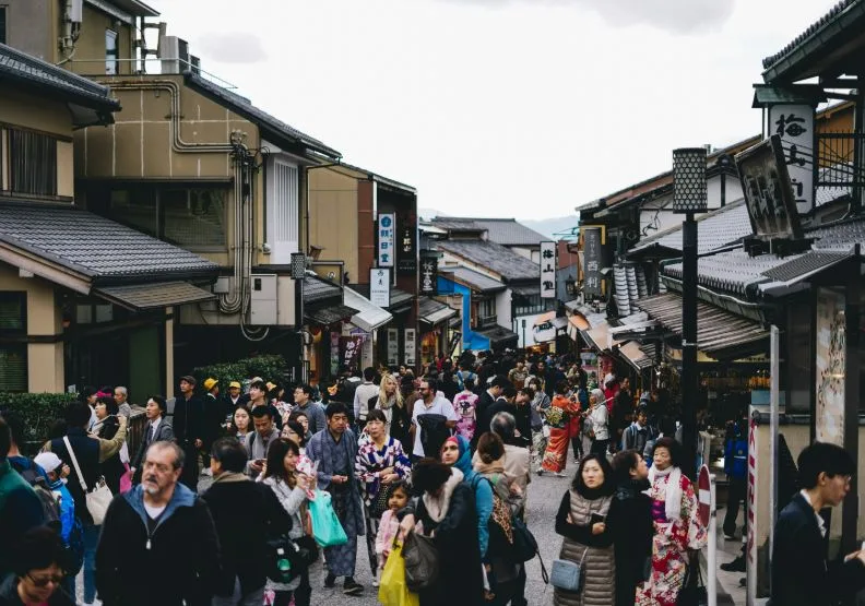 疫後日本觀光復甦，京都市觀光人潮急劇增加。僅為情境示意，Unsplash by juuroku