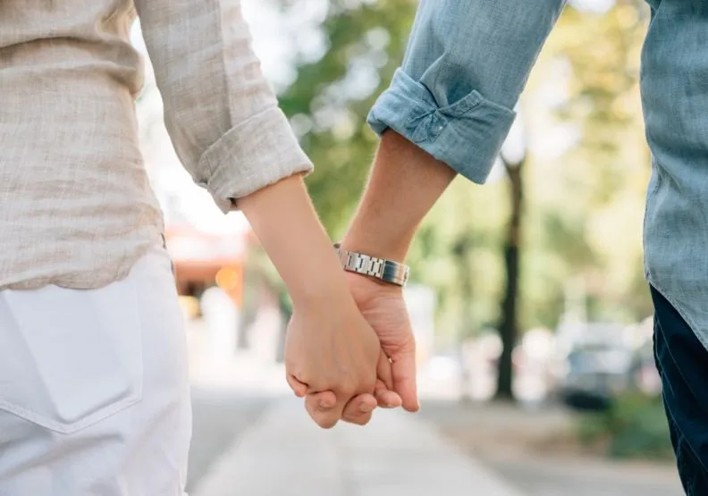 有網友表示，結婚後強迫「夫妻合併報稅」比單身時要繳更多稅，引起一票人共鳴。僅為情境配圖，取自Unsplash