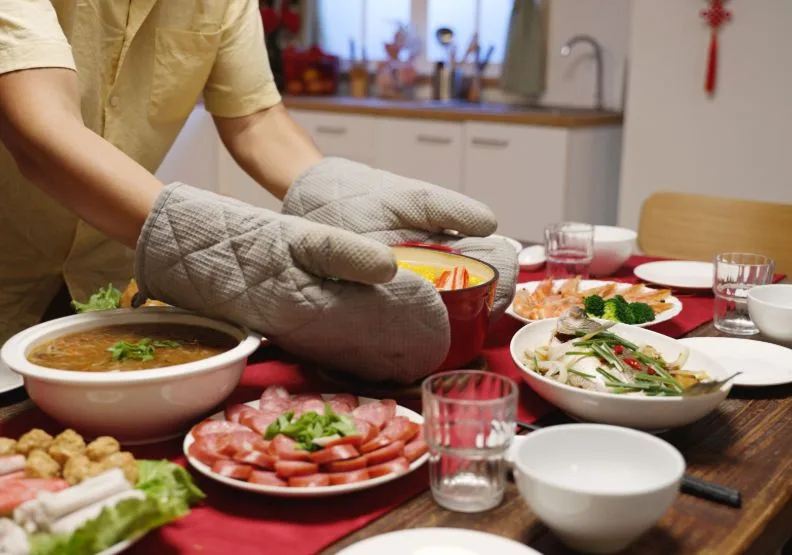 隨著核心家庭增加，3至6人份的「小套組」成為年菜市場金雞母。僅為情境配圖，取自Shutterstock