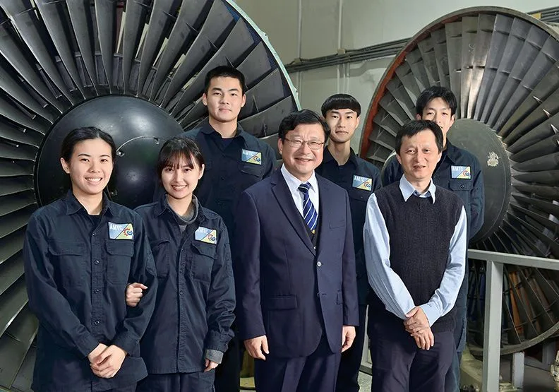 國立虎尾科技大學張信良校長（前排右二）、飛機工程系宋朝宗主任（前排右一）投入AI賦能計畫，培育無人機產業人才。