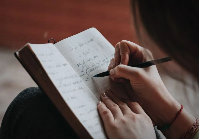 《壞話筆記的魔法》／僅為情境圖，取自unsplash