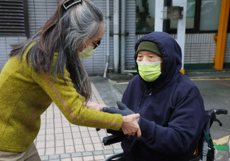 隨著台灣逐漸邁入超高齡社會，長照需求大增。遠見資料照，蘇義傑攝