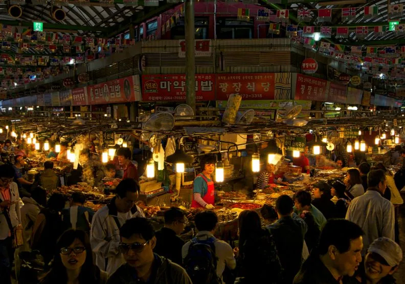 辣炒年糕、飯捲、韓國拉麵都是過去韓國人最愛的傳統飲食，近年專賣這類小吃的店家數量卻逐年減少。僅為情境示意，Unsplash by Mike Swigunski
