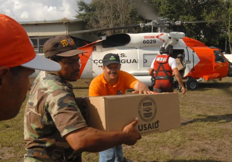 美國國際開發總署（USAID）代表美國政府在全球推動人道援助計畫。wikimedia commons by United States Coast Guard