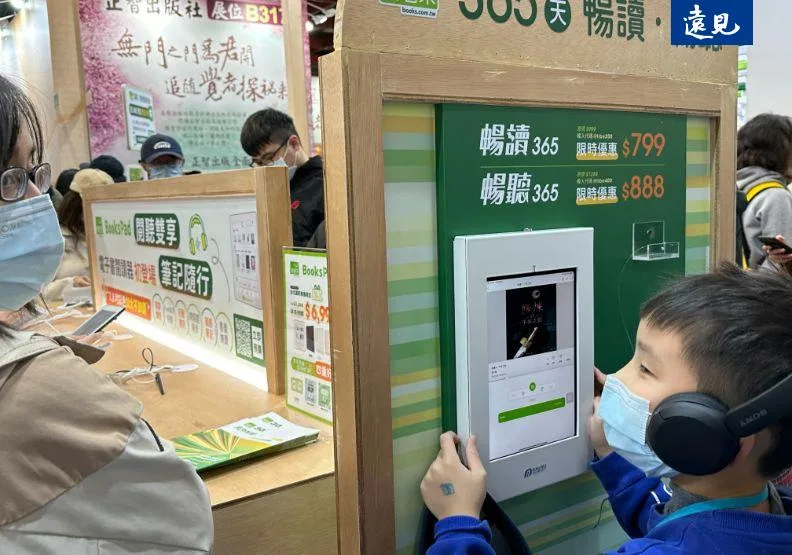 台北書展盛大開幕，成立30週年的網路書店博客來首度參展，並推出首款自有品牌的電子書閱讀器。李加祈攝