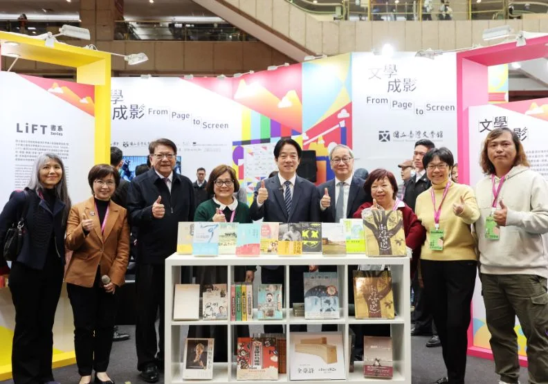 總統賴清德（前中）至國立臺灣文學館策畫的文學書區，與參展的各出版社代表合影。文化部提供