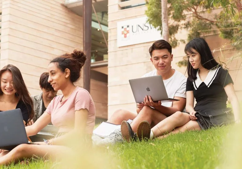 澳洲大學國際排名近年顯著躍升， 2025年QS世界大學排名，前20名中有三所大學都位於澳洲。