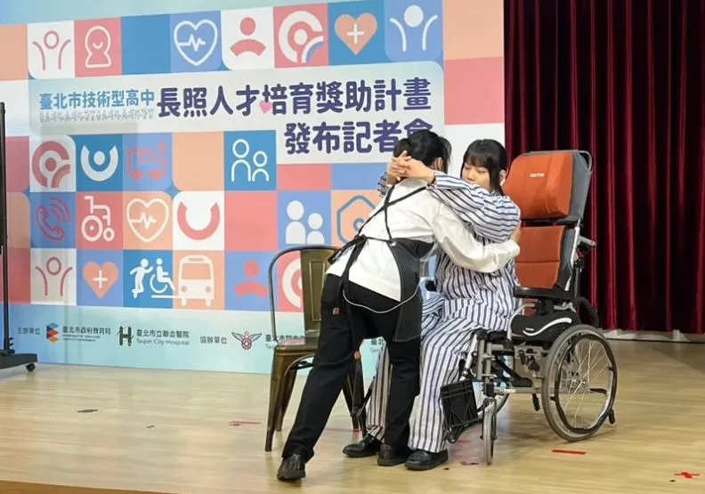 北市開南高中設有照服科，培育長照人才，圖為學生示範協助被照護者上下輪椅。取自聯合新聞網，林佳彣攝