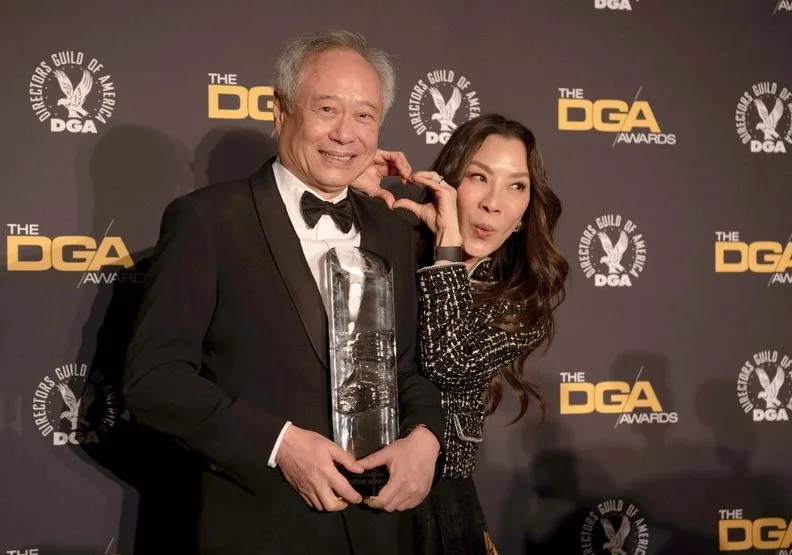 李安獲美國導演工會終身成就獎，由一起合作過《臥虎藏龍》的奧斯卡影后楊紫瓊獻獎，兩人互動非常可愛。DGA