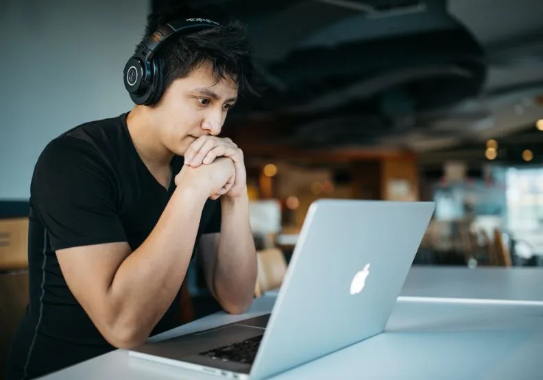 《AI時代生存聖經》／僅為情境圖，取自unsplash