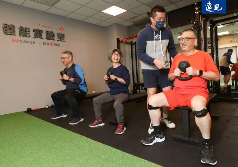 愈來愈多熟齡族顛覆刻板印象、加入重訓行列。圖為弘道老人基金會體能實驗室。黃菁慧攝