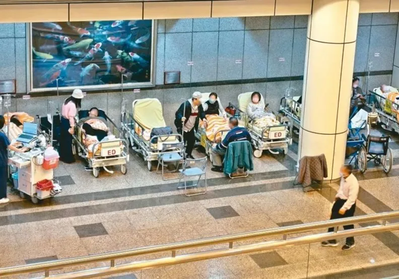 類流感、諾羅等兩大疫情肆虐，全國各大醫院急診人滿為患，部分醫院大廳也排滿急診待床患者。取自聯合新聞網，民眾提供