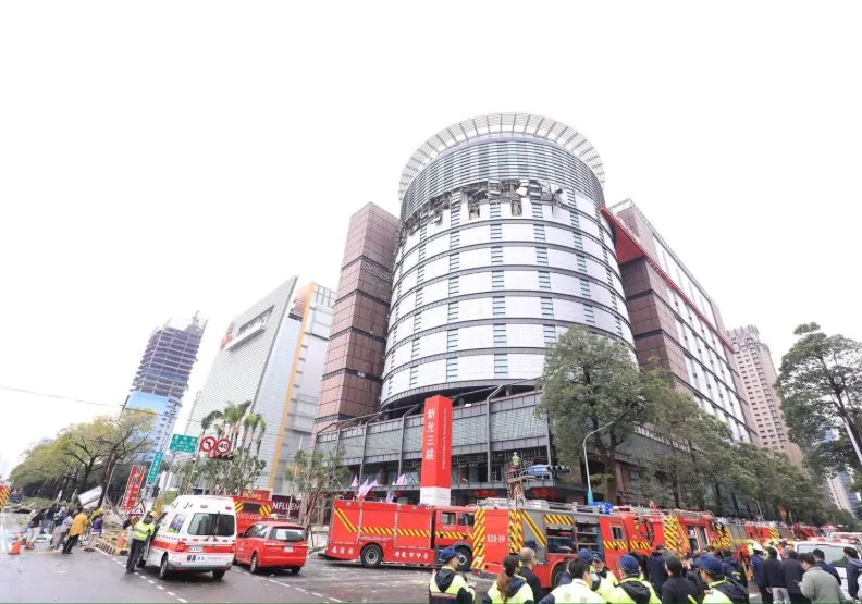 新光三越台中中港店今天發生氣爆。取自臉書@盧秀燕