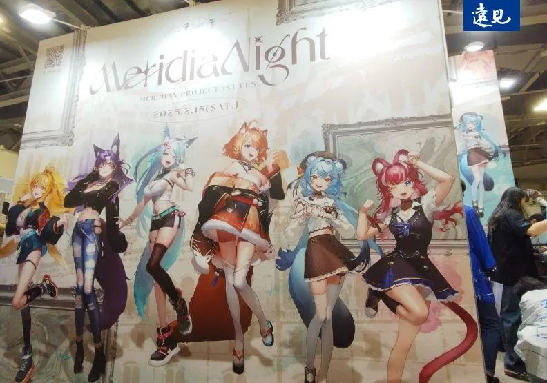 隨著VTuber們推出原創曲、以3D形式演出，虛擬偶像與真實藝人的分界不再明顯。曾子軒攝