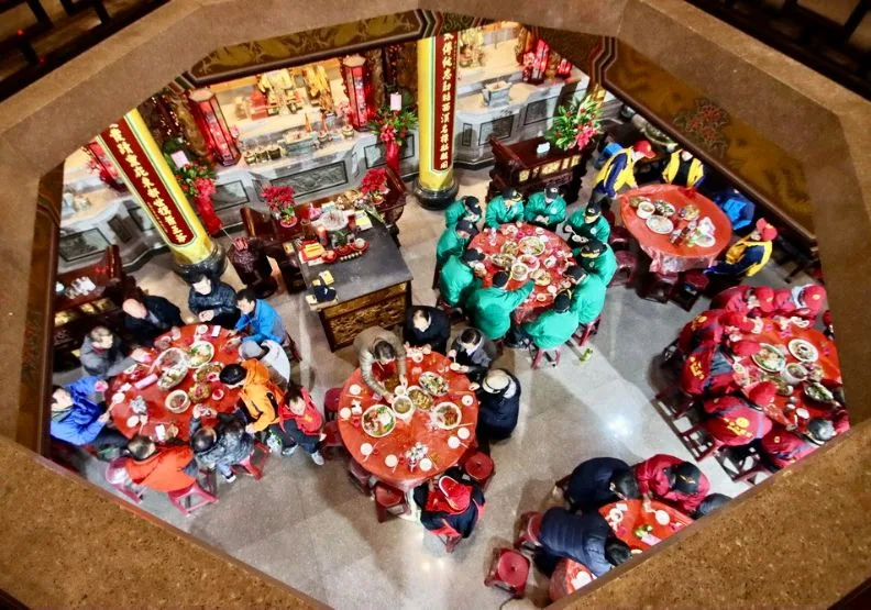 擺暝祭的壯觀畫面之一，是上百村民齊聚一堂共進「福宴」。讀者提供。