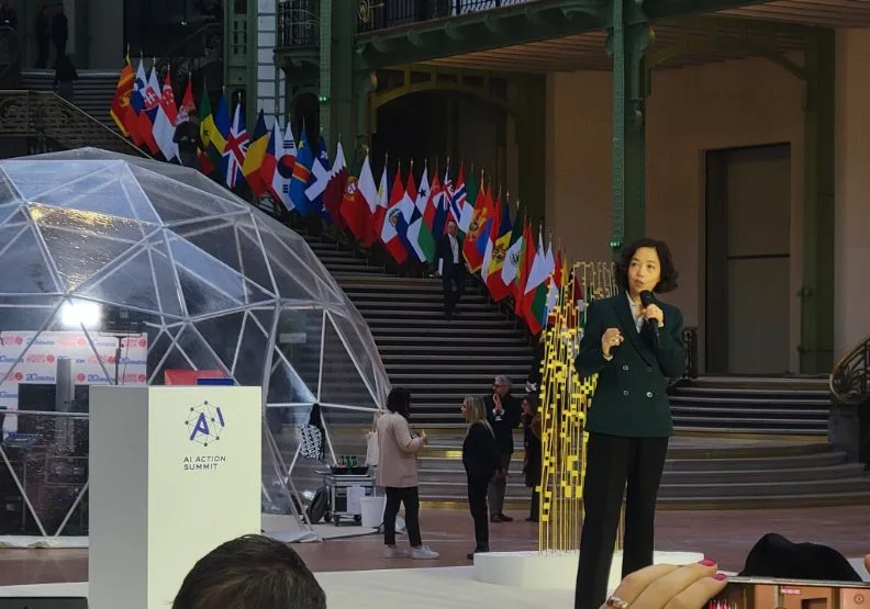 在巴黎AI行動峰會上，「AI教母」李飛飛呼籲及早為人工智慧建立治理框架。取自X@drfeifei