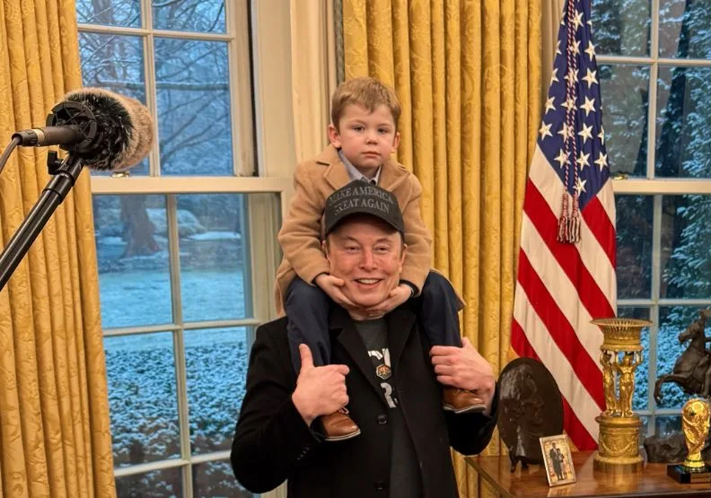 近期，馬斯克時常將自己的孩子帶到政治場合。取自X@WhiteHouse