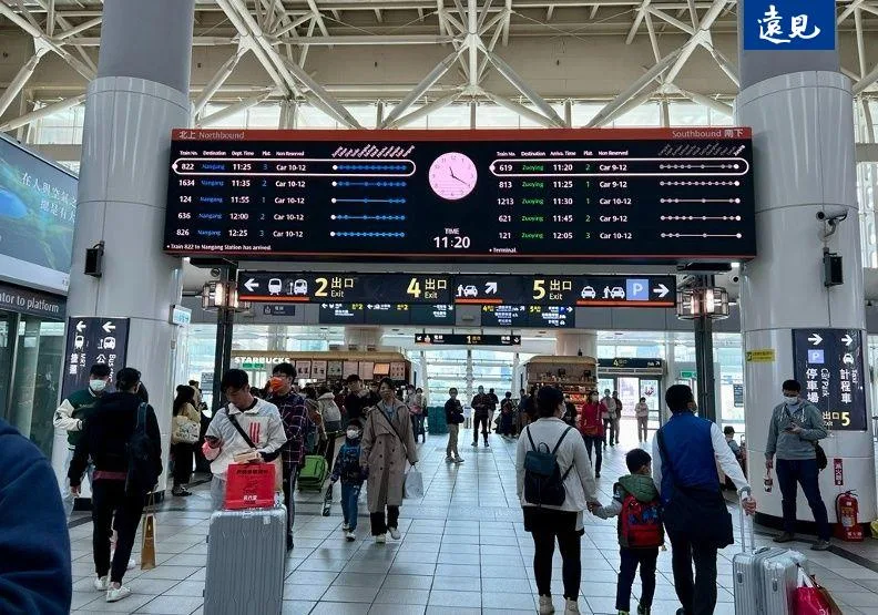 5月28日總統府發布總統令，公布「紀念日及節日實施條例」，新增4天國定假日。圖為高鐵左營站人潮。遠見編輯部資料