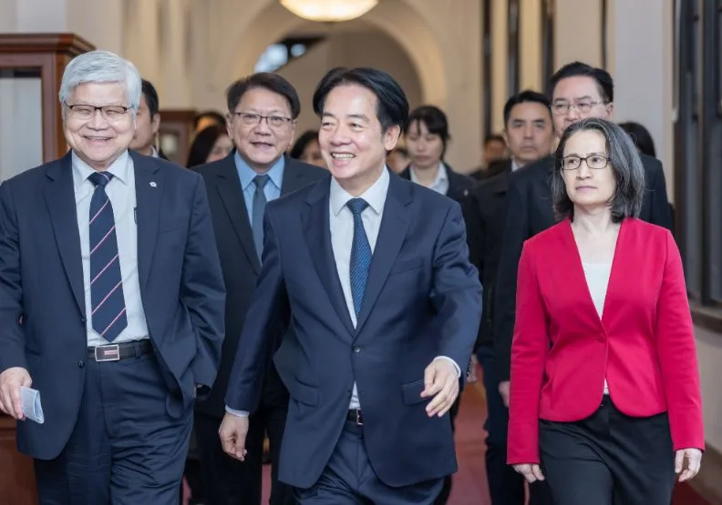 6日，台積電董事長魏哲家（左）與總統賴清德（中）於總統府舉行記者會，向大眾說明台積電在美投資案。總統府提供總統府提供