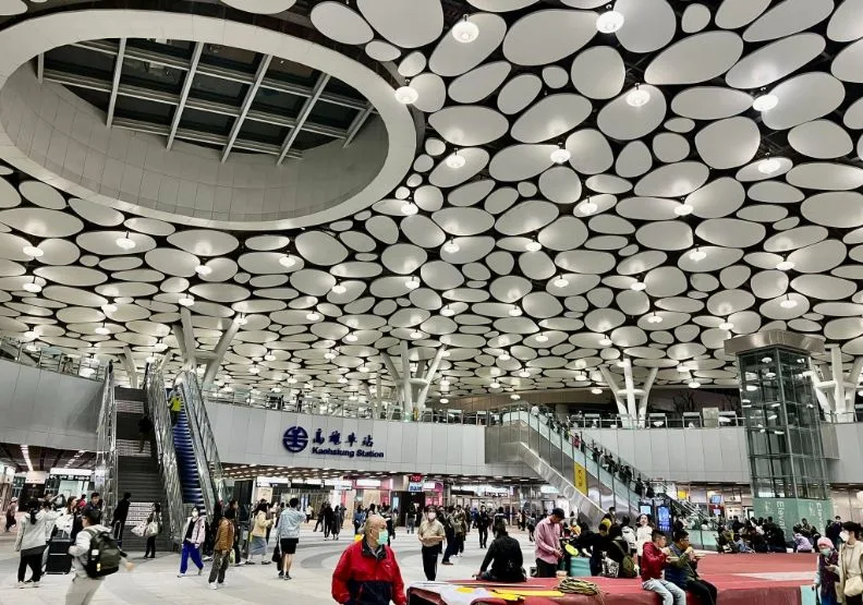 2025年2月下旬，高雄捷運R11高雄車站的1、4號出入口正式啟用。取自臉書＠高雄新車頭