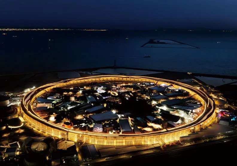 2025年大阪世博會，由藤本壯介建築師事務所設計的巨型木構造環狀建築「大屋根リング」。取自EXPO2025官網