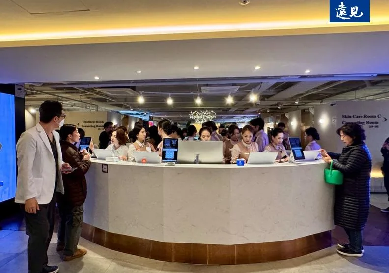 近年韓國醫美為旅遊新趨勢，圖為在韓國擁有19家據點的Abijou國際中心明洞店，平日一早櫃檯前後已排滿諮詢等候的國內外顧客，其中也包括台灣旅客。吳婉瑜攝