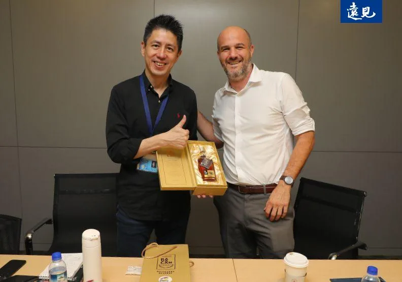 3月12日，《黃仁勳傳》作者維特（右）拜會研華產業雲暨影像科技事業群副總鮑志偉（左）。蘇義傑攝（警語：酒後不開車，安全有保障）