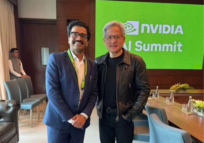 Yotta Data Services創辦人Sunil Gupta（左）與輝達CEO黃仁勳。取自X@YottaInfra