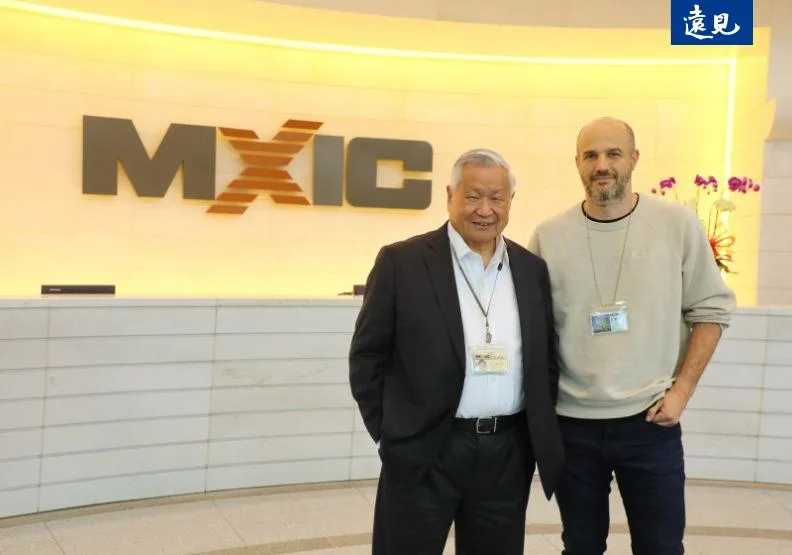 旺宏董事長吳敏求（左）、《黃仁勳傳》作者史帝芬・維特（右）。蘇義傑攝