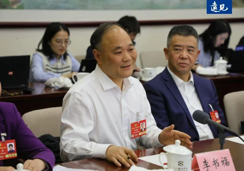 2025年中國兩會現場，吉利控股集團董事長李書福（發言者）的一番言論如驚雷般炸響。蘇義傑攝