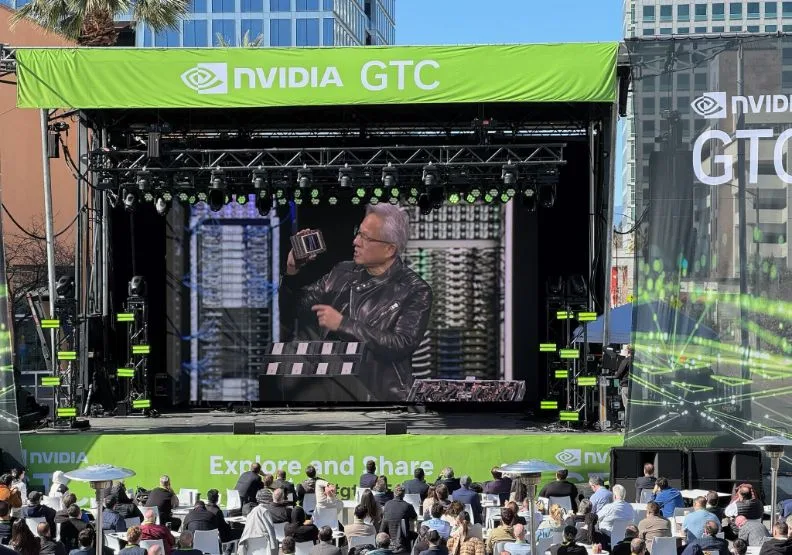 在2025年度輝達GTC大會。圖為輝達CEO黃仁勳演講畫面。取自FB@NVIDIA GTC