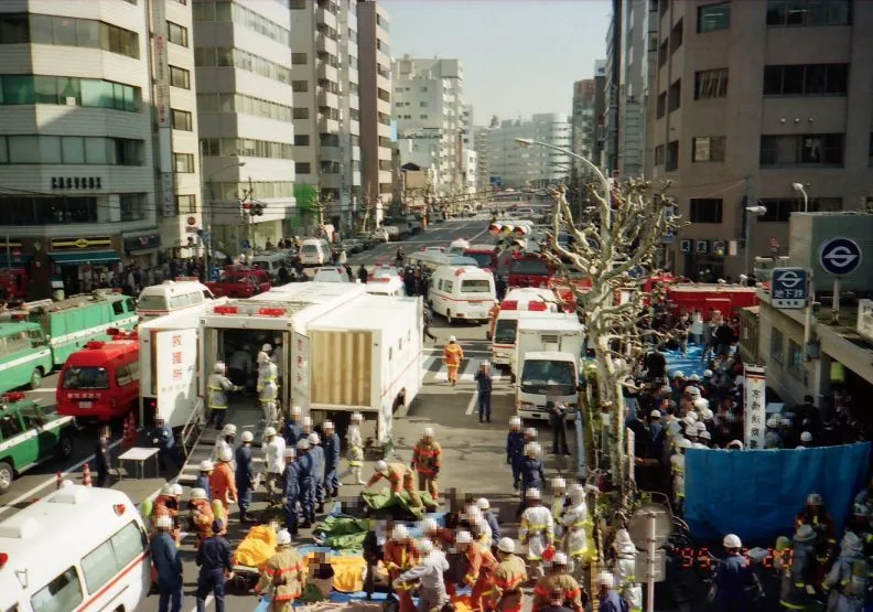 日本東京地鐵沙林毒氣事件，築地站週邊救援工作。取自公安調查町