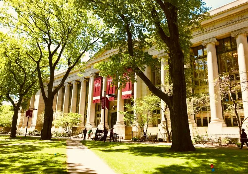 美國哈佛大學宣布，家庭年收入低於20萬美元的大學生可獲免學費優惠。Unsplash by Emily Karakis