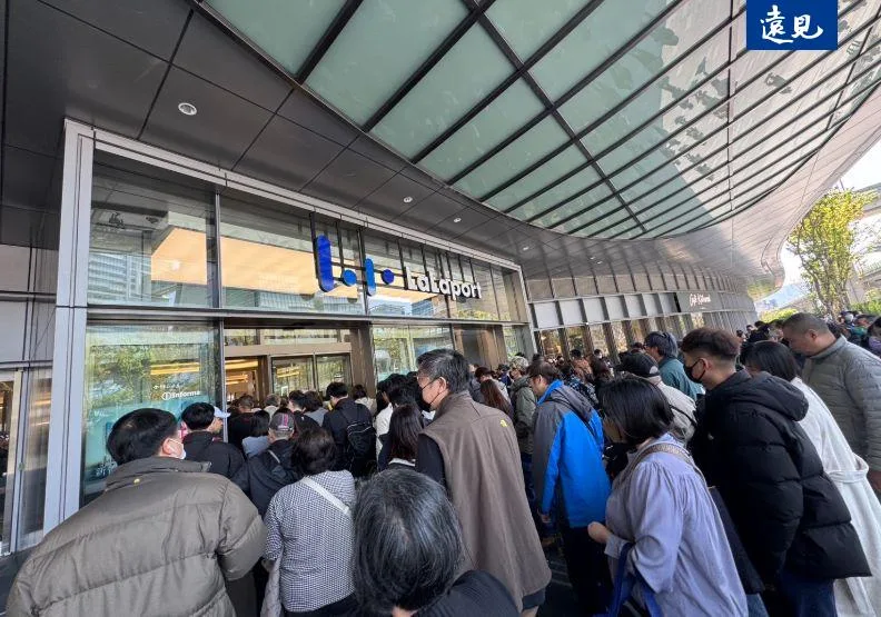 南港LaLaport今（20）日開幕，中午12:30正式營業之後就擠爆人潮。吳婉瑜攝