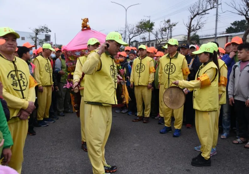 在等待「粉紅超跑」白沙屯神轎擇定前進方向的時刻極富有神祕感。（圖片來源：《三月瘋媽祖》王惠光著／皇冠出版）