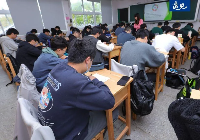 學習歷程檔案是108新課綱的重點項目，記錄學生在高中階段時的學習表現。圖為建中學生上課畫面。黃菁慧攝