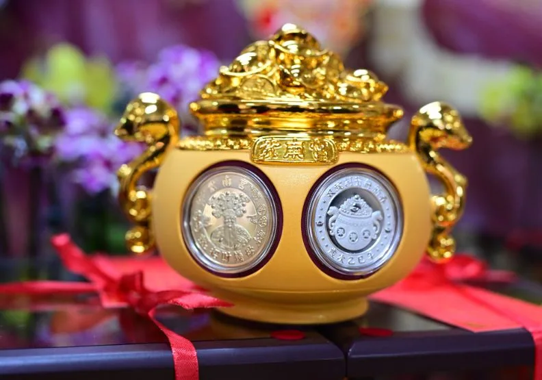 發財金可不是拿來花的，要存下來象徵「錢滾錢」。圖為紫南宮聚寶盆錢母。取自臉書@竹山紫南宮