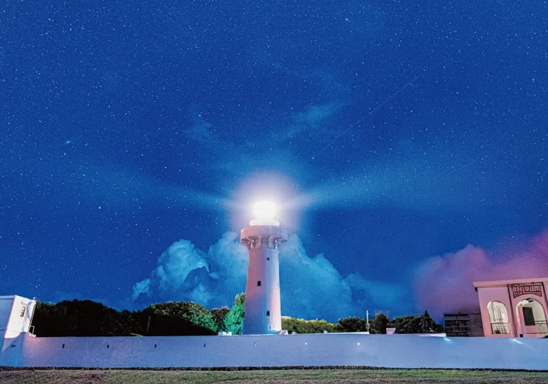 墾丁鵝鑾鼻燈塔星空夜景(屏東縣政府提供)