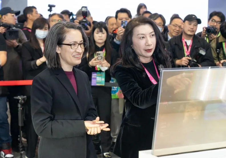 鴻海本週宣布由中央園區長楊秋瑾（右）接掌第二任「輪值CEO」。取自臉書@鴻海科技集團