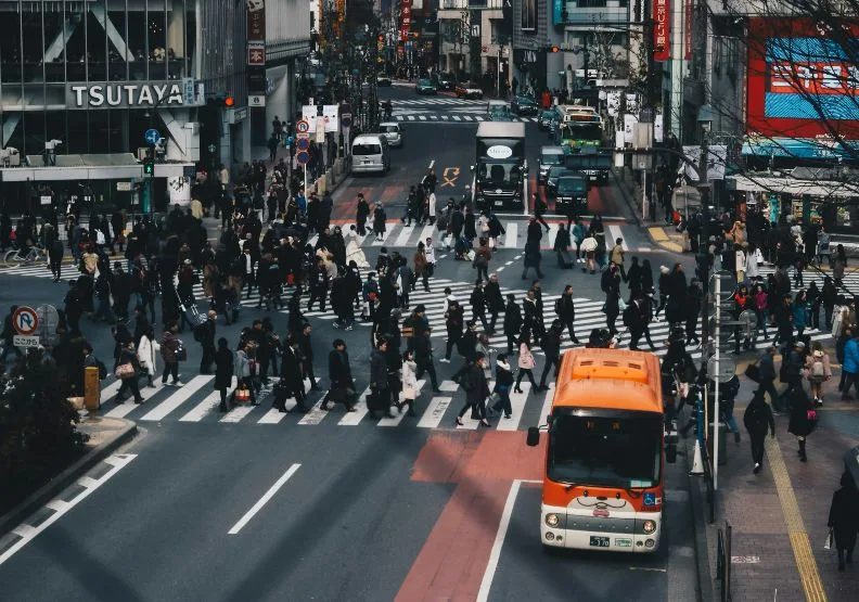 日本看似已經擺脫泡沫化以來的經濟停滯時期，但事情可能不如表面這麼美好。Unsplash by Manuel Cosentino