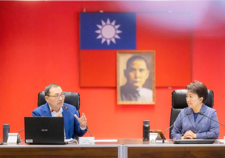 侯友宜與台中市長盧秀燕齊聲呼籲，立法院不分朝野團結起來，儘速開會通過880億元特別預算。取自臉書@侯友宜