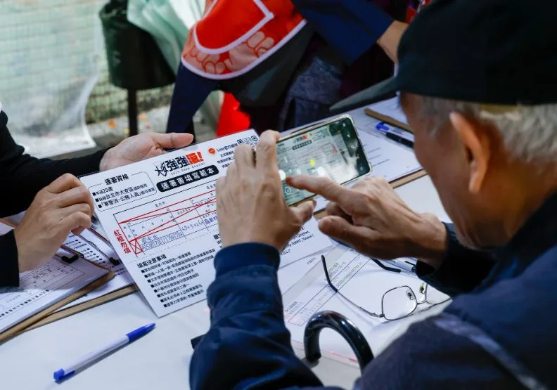 罷團「大安強強滾─罷免羅智強」9日在社群平台宣布，罷免國民黨立委羅智強的連署書已突破2.4萬份。取自臉書@大安強強滾 - 罷免羅智強