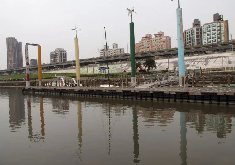 因為洪泛控制的必要，台北都會區水岸內幾乎已成了圍城，市民親水機會低，水文化也漸弱。郭瓊瑩提供