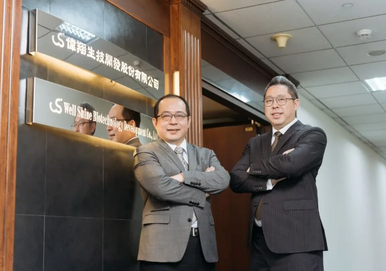 偉翔生技董事長藍蒼洲(左)及營運長藍仲民(右)
