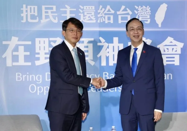國民黨與民眾黨今天舉行在野領袖峰會，國民黨主席朱立倫與民眾黨主席黃國昌出席，會議主軸聚焦「美國高關稅對台灣之衝擊影響」、「司法正義與民主之捍衛」，在野黨將以實際行動守護民主，集結跨黨派之眾人智慧，回應人民期待，「把民主還給台灣」圖片來源／聯合新聞網