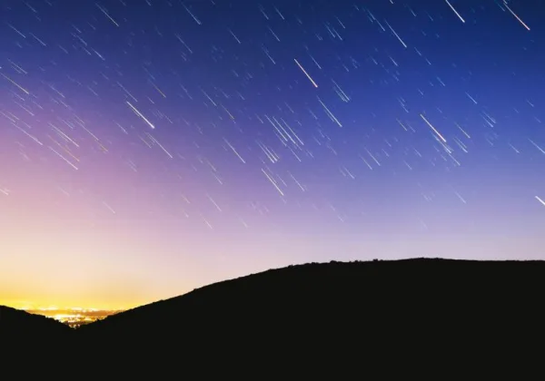 英仙座流星雨8/13爆發每小時100顆！最佳觀賞時間「幾乎0月光」全台12處追星許願地