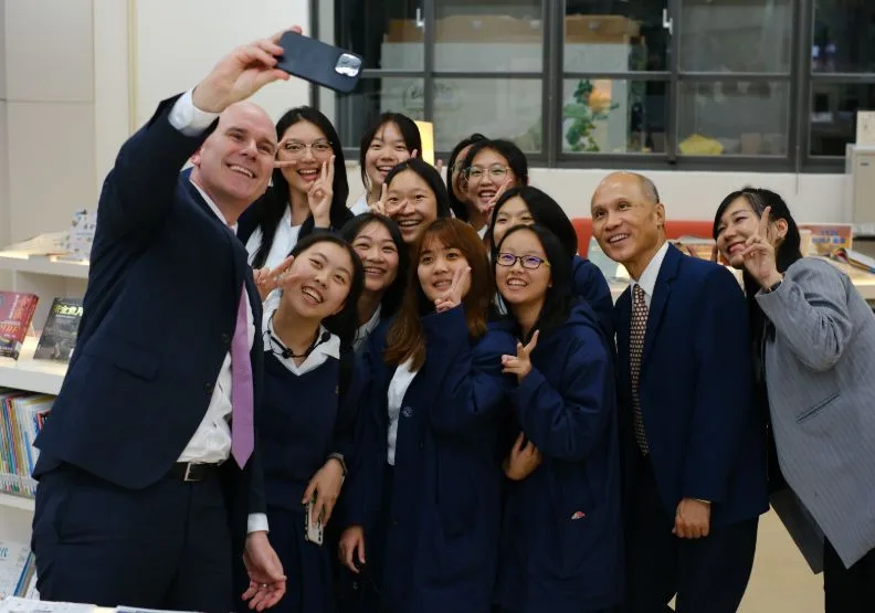 衛理女中學生以全英語接待奧克蘭大學國際學院執行長（圖／衛理提供）。 
