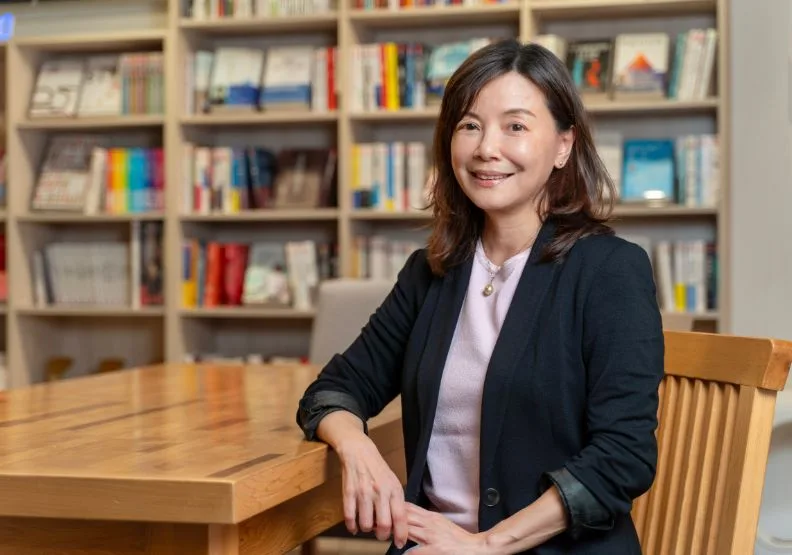圖 : 元智大學管理學院院長黃敏萍 : 元智大學的目標是要成為全台灣最國際化的大學，管院要培養國際化商管專業人才，而雙語教育就是達成目標的基礎。