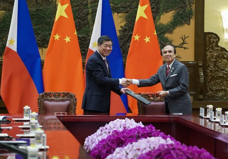 中共中央政治局委員、中國國務院副總理何立峰（左），圖右為菲律賓國家經濟發展署署長厄內斯托·佩尼亞。wikimedia commons by KING RODRIGUEZ